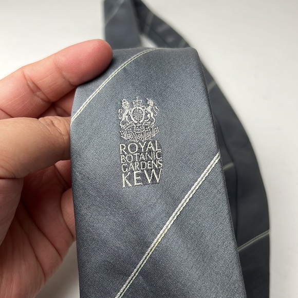 Royal Botanic Gardens Necktie Grey Striped All Silk Weft Made in England - Picture 6 of 9